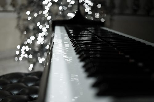holiday-piano-sale