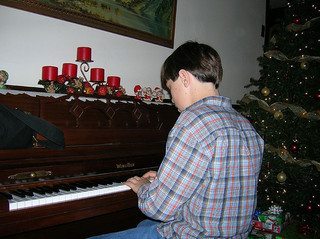 piano-player-music