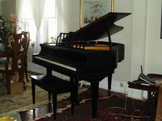 _baby-grand-piano